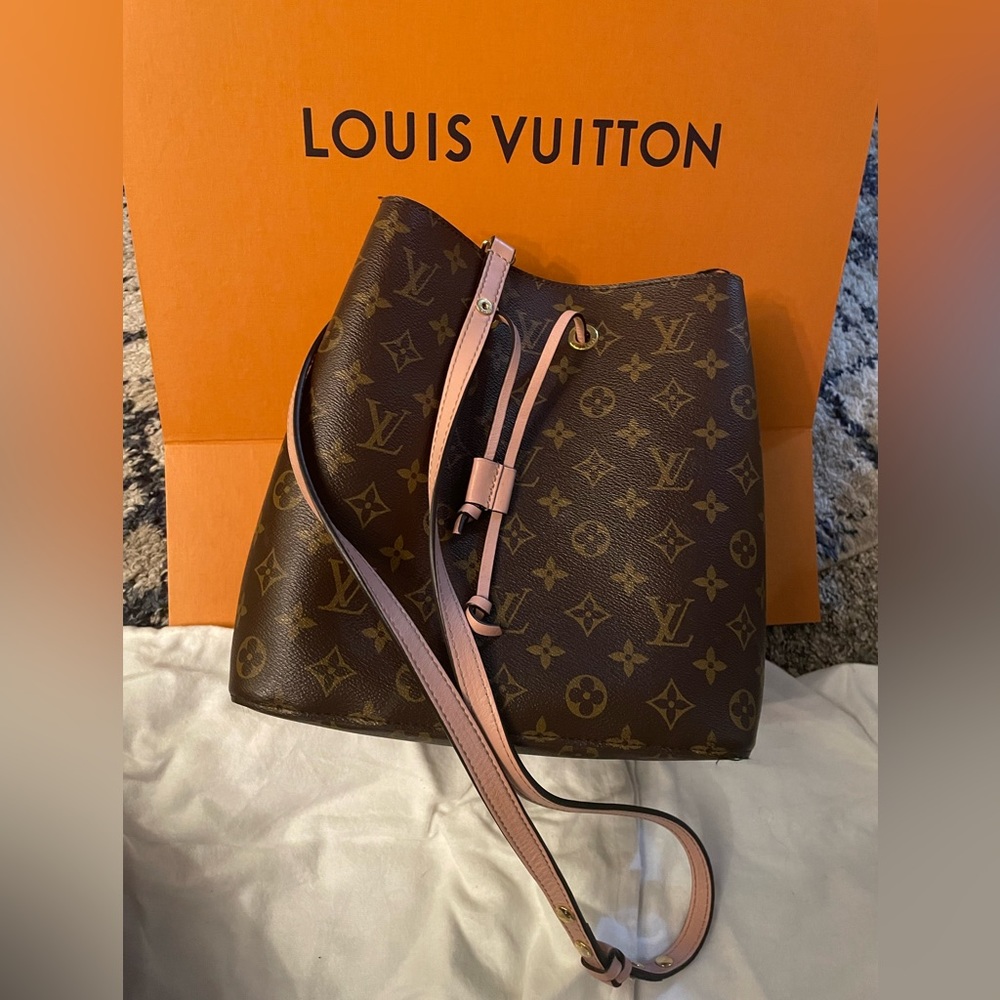 ***LV BucketBag ***